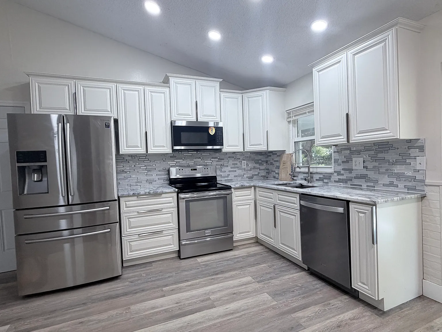 2 bed, 975 sqft, $1,600 — Photo 1