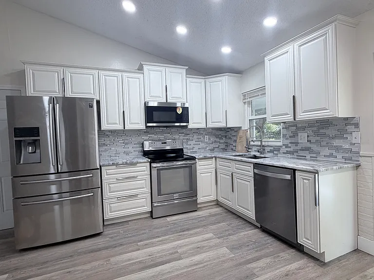 3220 Ludlow Dr — Photo 1