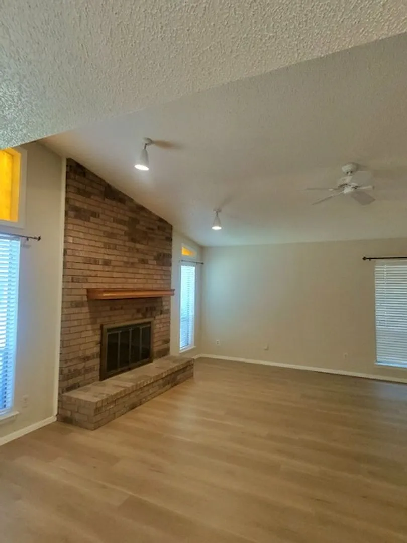 2317 Garden Park Ct Arlington Tx — Photo 4