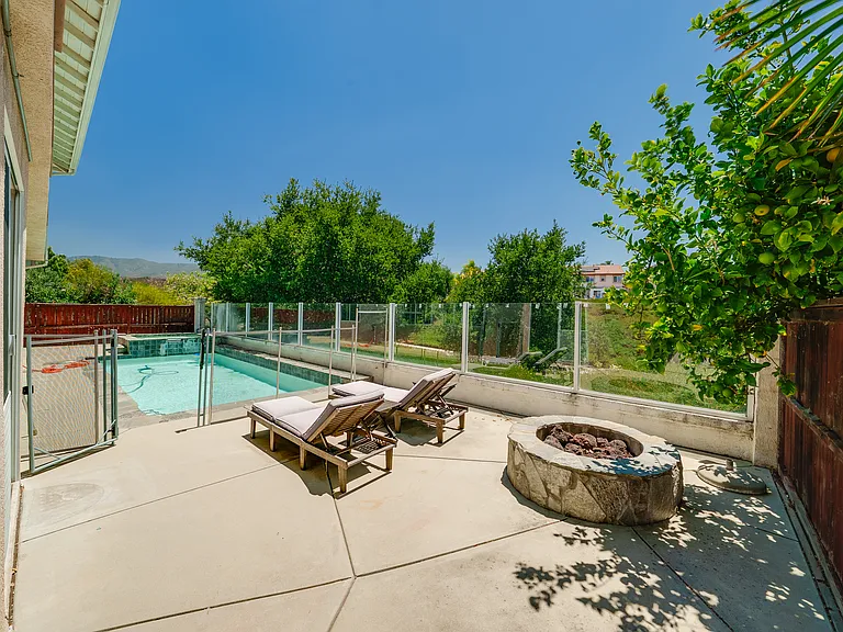 45277 Chateau Ct — Photo 36