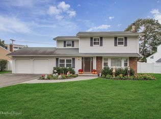 10 Ridge Ct, Hauppauge, NY 11788