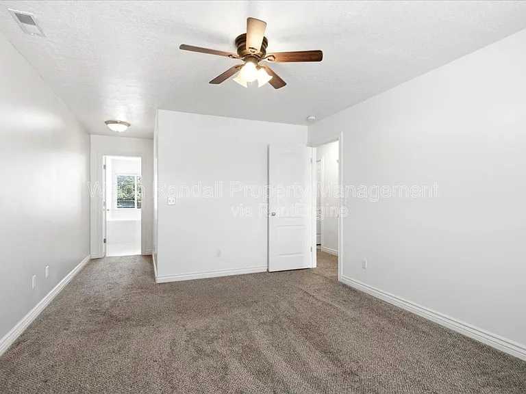 672 E Clearwater Dr N — Photo 15