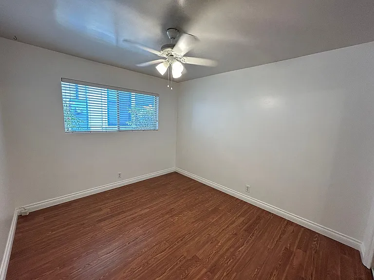 610 E Palmyra Ave — Photo 11