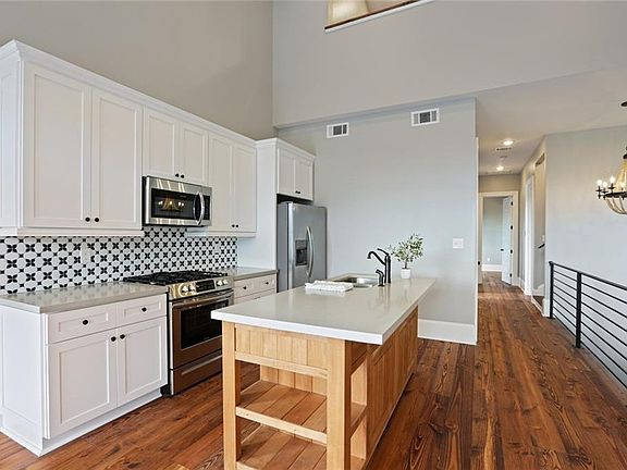 5th image of 1723 Columbus St