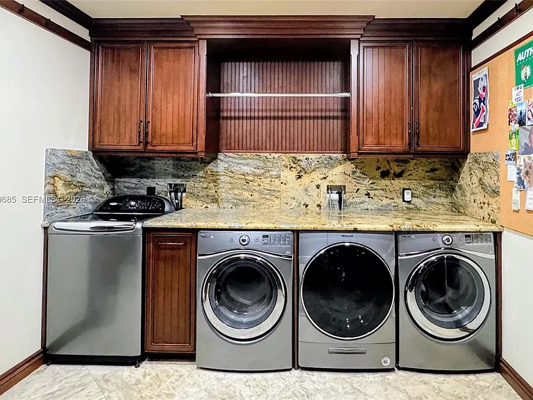 10445 Canterbury Ct — Photo 103
