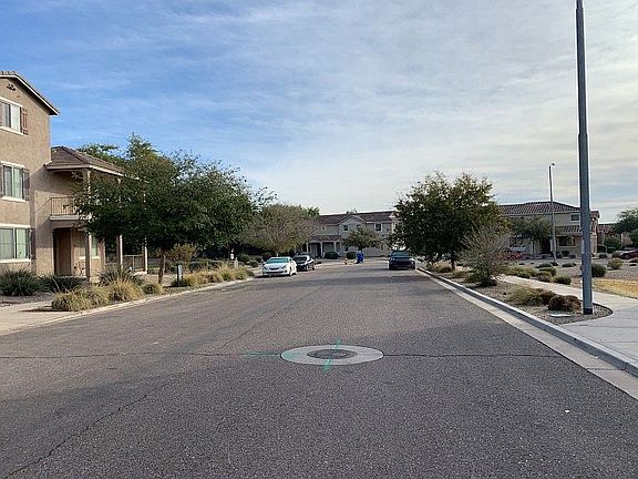 4th image of 936 E Brooke Pl