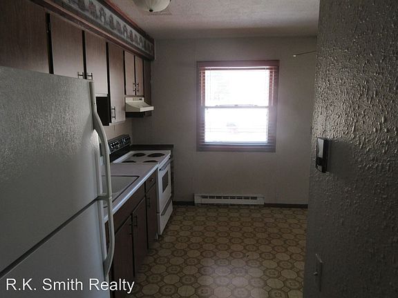 3rd image of 842 Parkview Dr APT 3