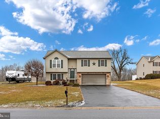 1135 Hunters Chase Ln, Lebanon, PA 17046