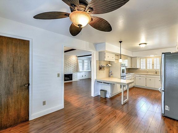 5th image of 292 Marchmont Dr