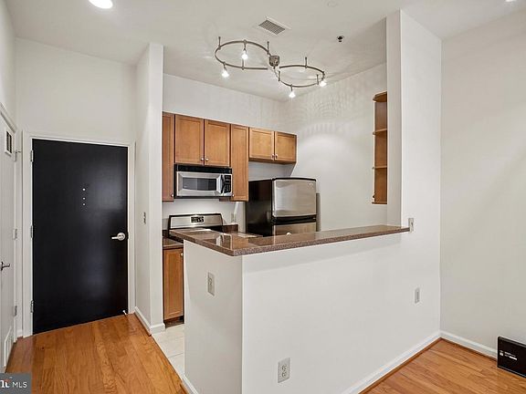 5th image of 309 Holland Ln Unit 327