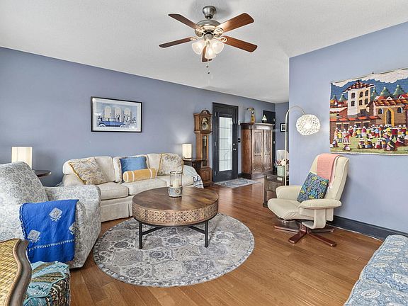 4th image of 406 Wisteria Rd