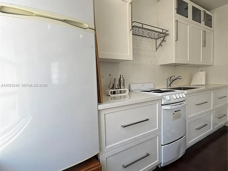723 2nd St #8 — Photo 2