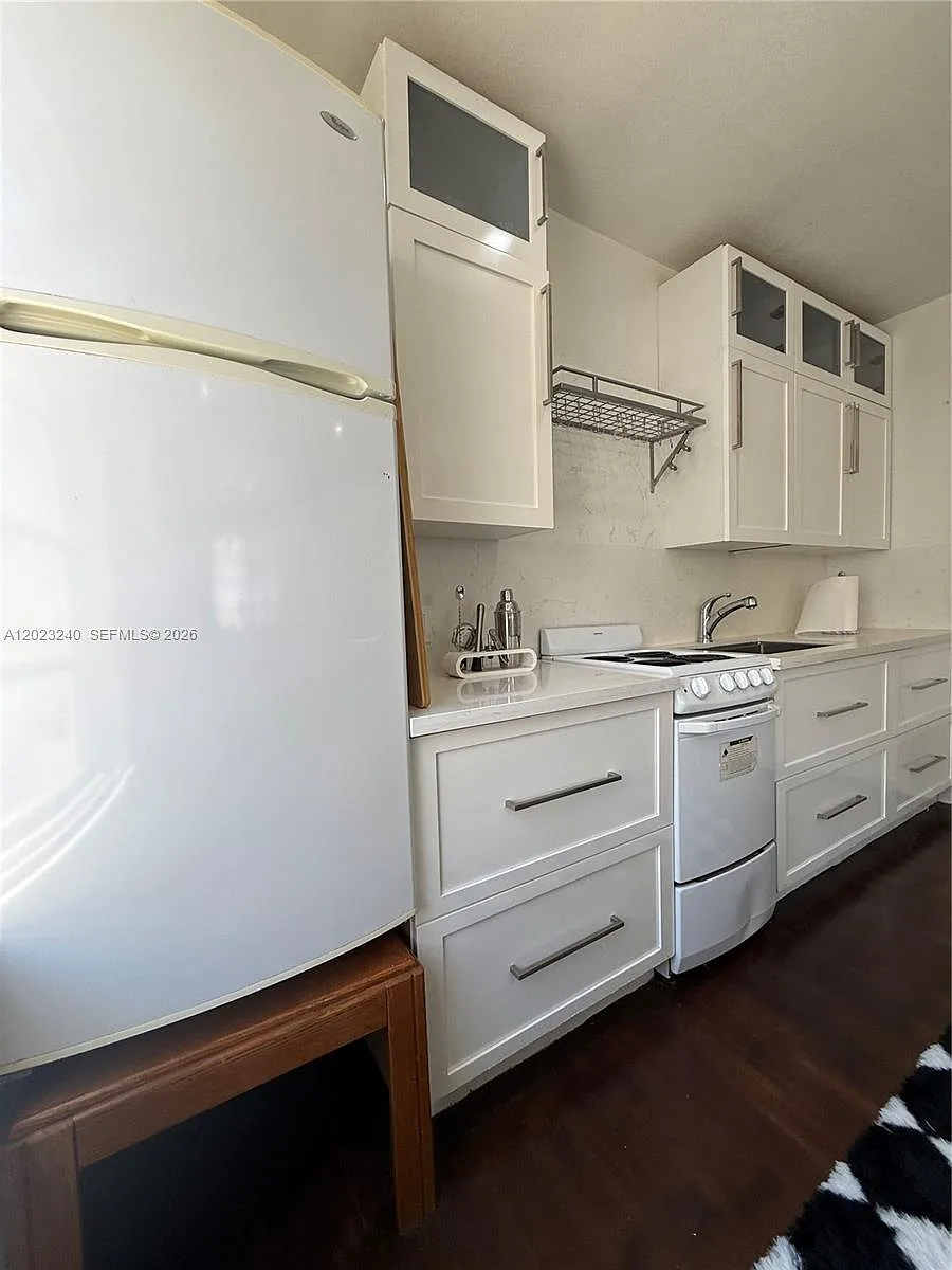 Building Photo - 723 2nd St #8