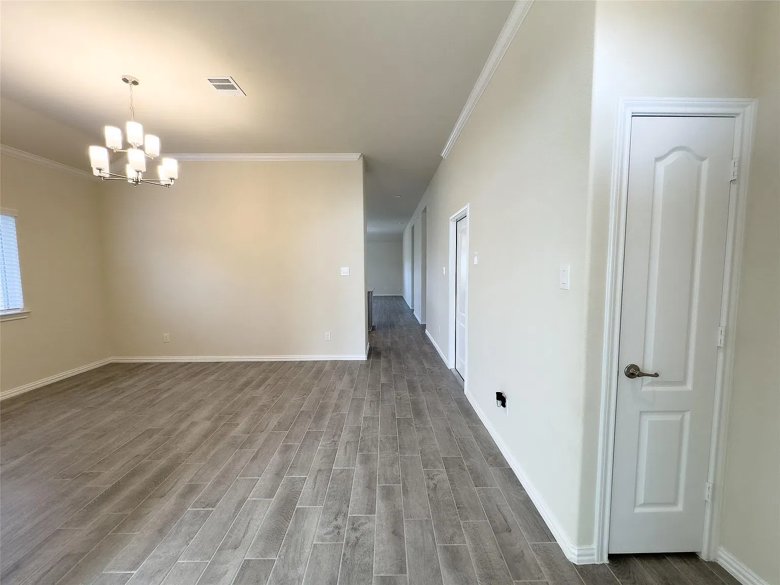 3 bed, 2.0 bath, 1953 sqft, $2,400 — Photo 2