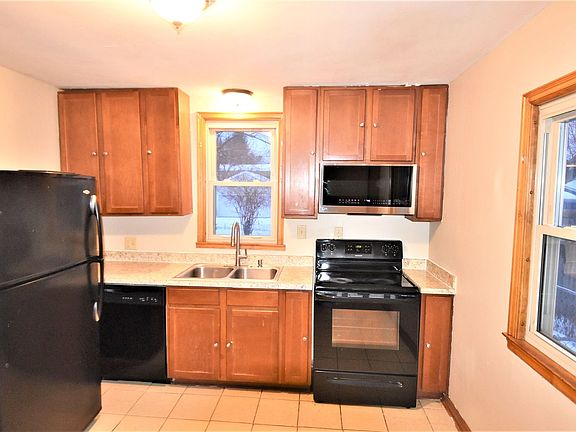 4th image of 975 Hawthorne Ave E