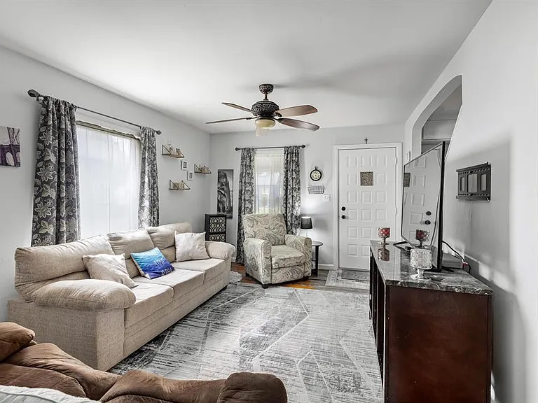 21924 Cyman Ave — Photo 3