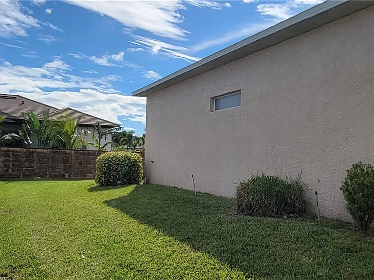 902 SW 21st Ln — Photo 17