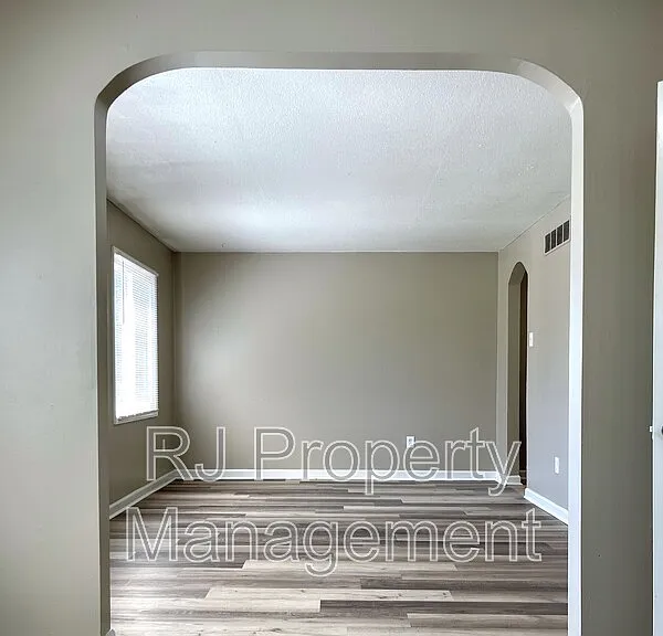 5368 Scottsdale Ave — Photo 8