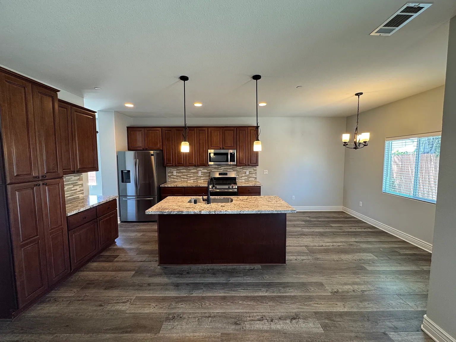 4 bed, 2464 sqft, $4,500 — Photo 3