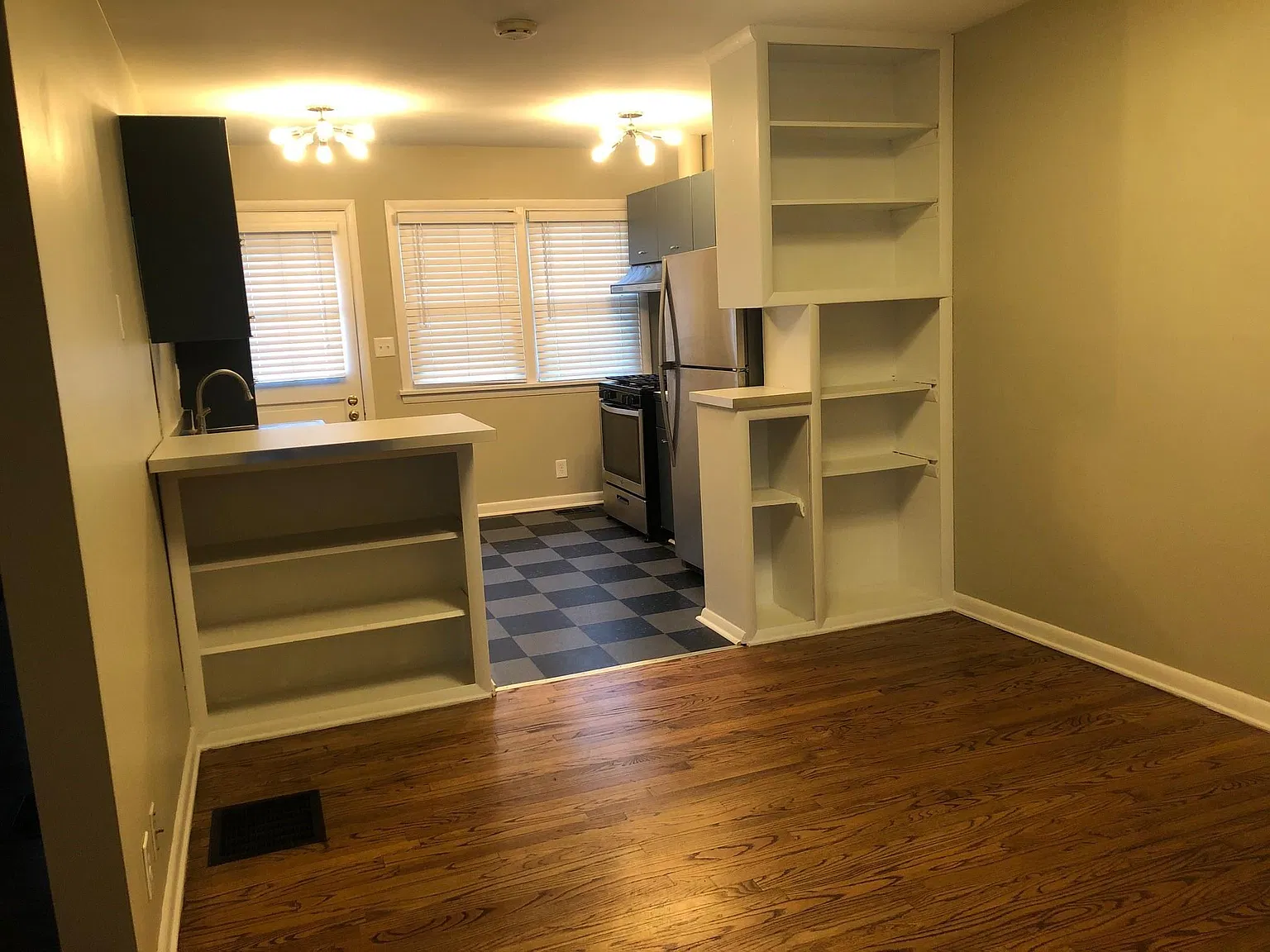 1 bed, 900 sqft, $995 — Photo 3