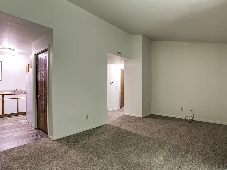 Woodfield & Arlington Apartments — Photo 27