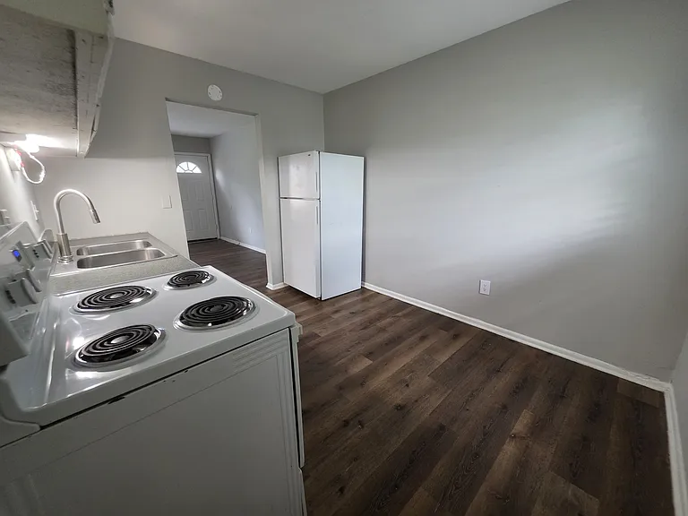 2404 Velma Ave — Photo 9