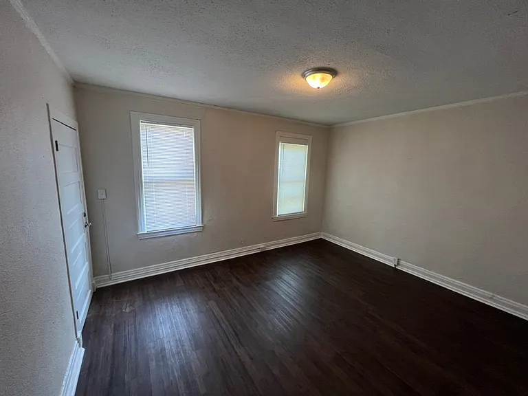 1304 Court Ave — Photo 4