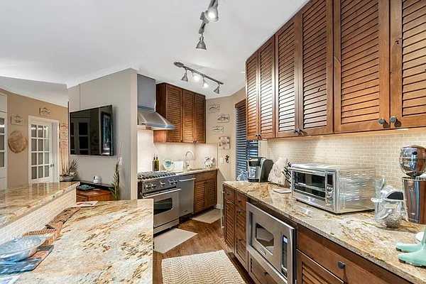 Sold by Douglas Elliman | media 22