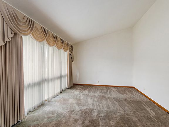 3rd image of 181 Terry Ct