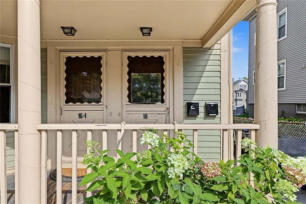 2 bed, 1.0 bath, 2328 sqft, $2,350 — Photo 3
