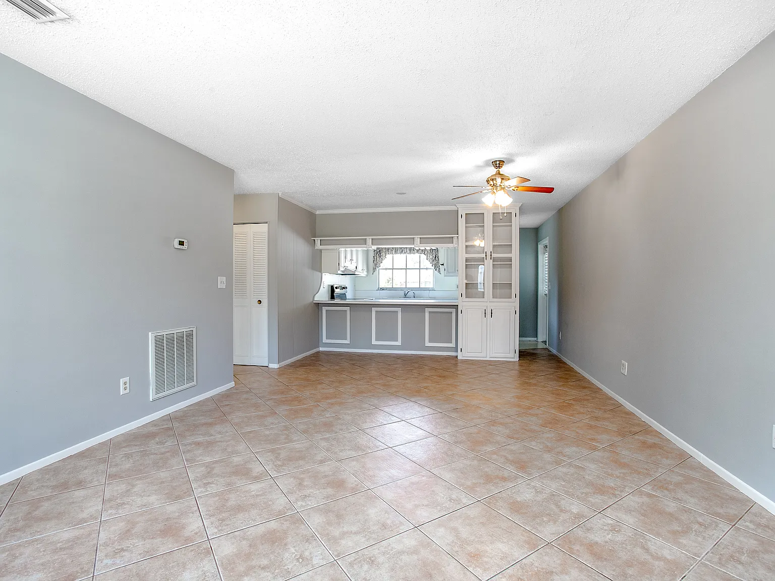 2/1 DeLand, Steps from Stetson! $1,495/month with a $50 water fee! — Photo 2