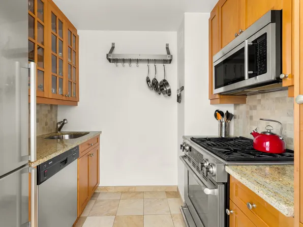 301 East 22nd Street image 3 of 5