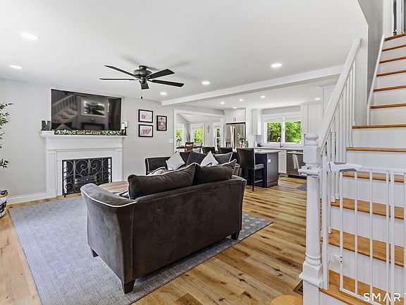 3rd image of 21 Lone Oak Avenue