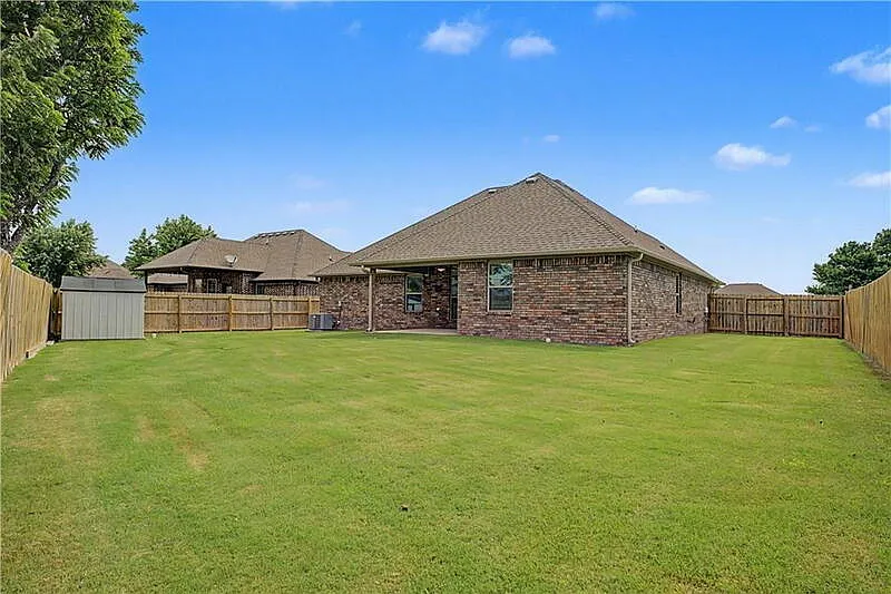 4 bed, 2.0 bath, 1717 sqft, $2,200 — Photo 3