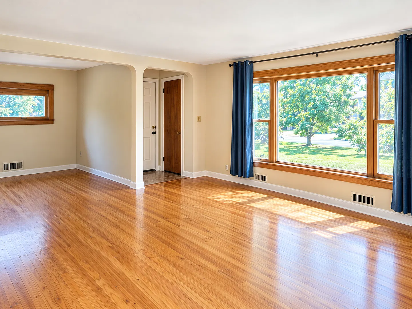 3 BR/2BA | Ranch Single Family Home | 2 car Garage parking | Gated backyard — Photo 3