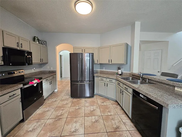 930 Oxford Dr — Photo 4