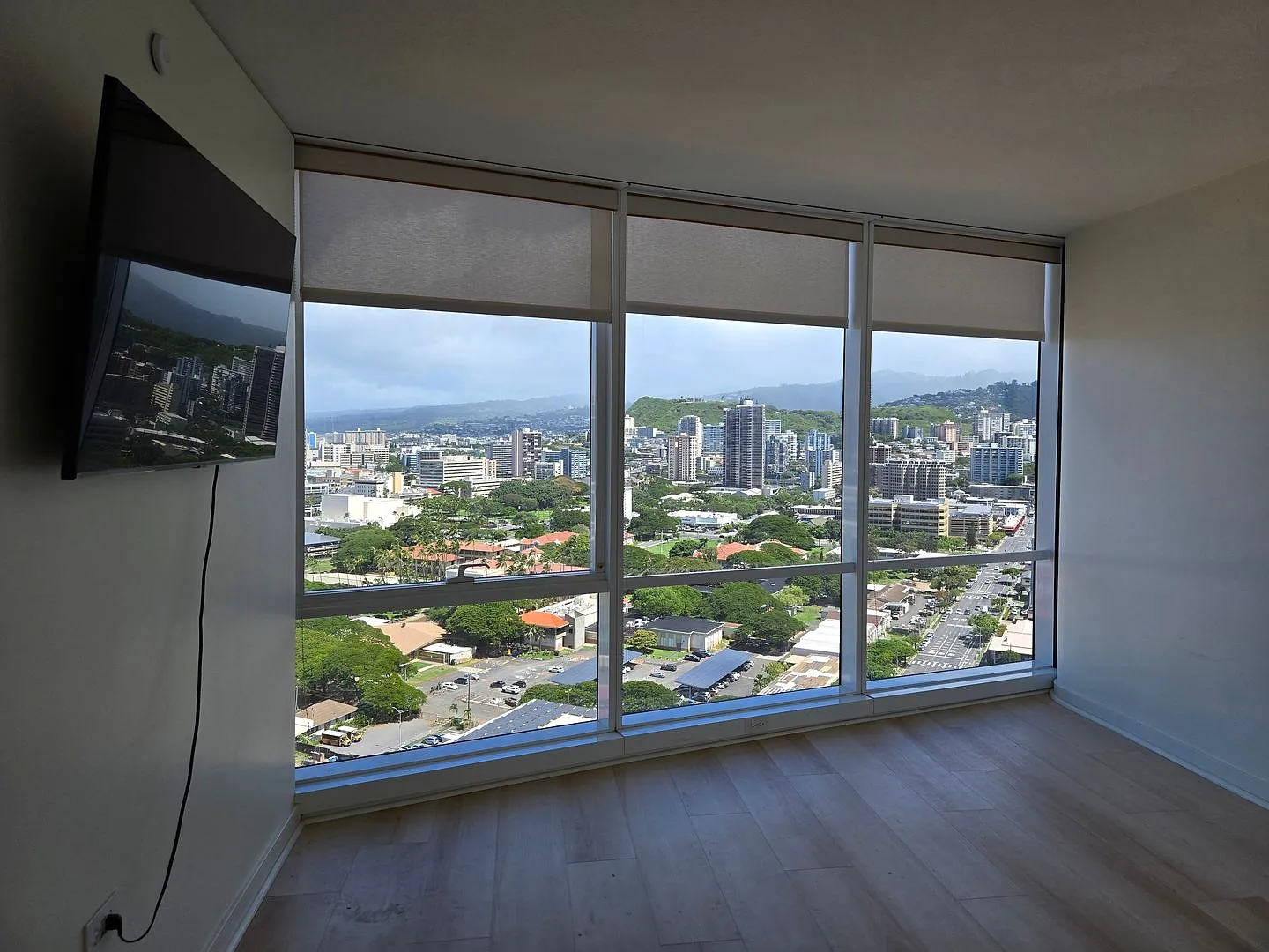 Moana Pacific West Tower Spacious 3BR/2BA with 2 Covered Parking — Photo 4
