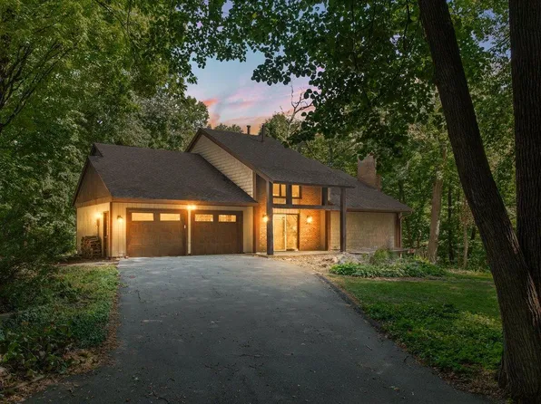 606 Carver Beach Rd, Chanhassen, MN 55317