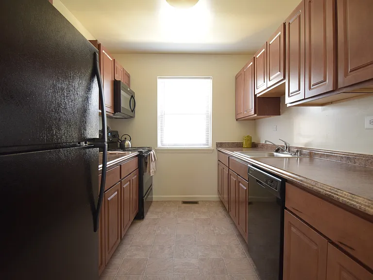Stansbury Manor Apartments & Townhomes — Photo 14