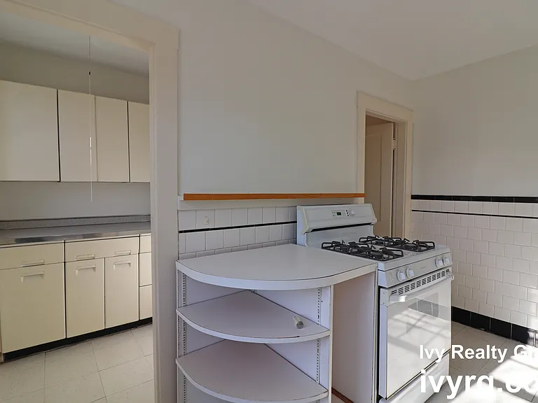 52-54 Maplewood St #52 — Photo 17