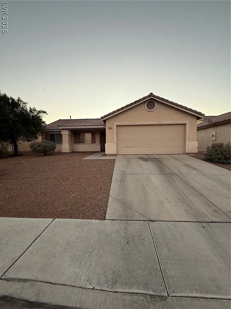 3 bed, 2.0 bath, 1141 sqft, $1,800 — Photo 2