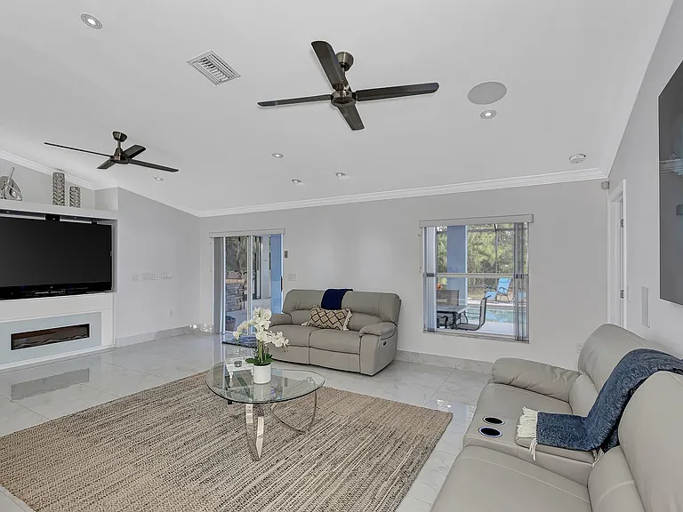 1011 NW 19th St — Photo 36