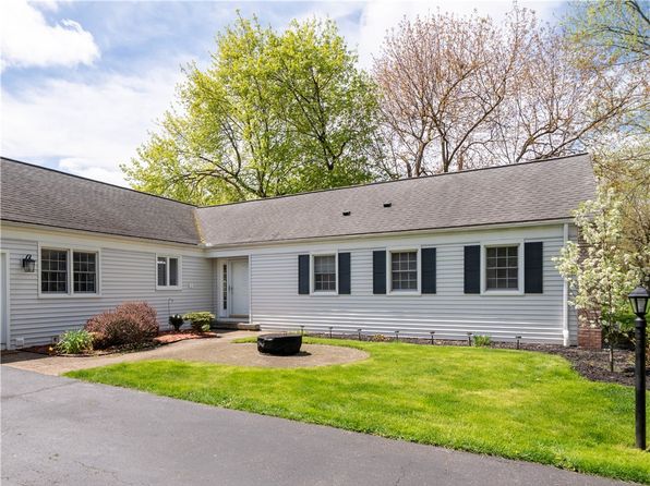 5 Cricket Hill Dr, Pittsford, NY 14534