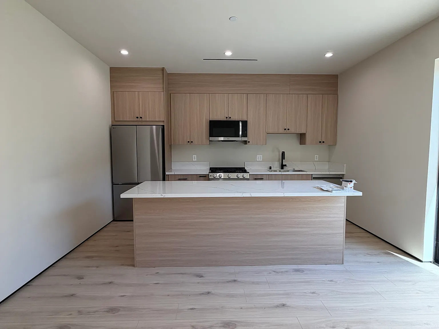 3 bed, 1386 sqft, $6,500 — Photo 1