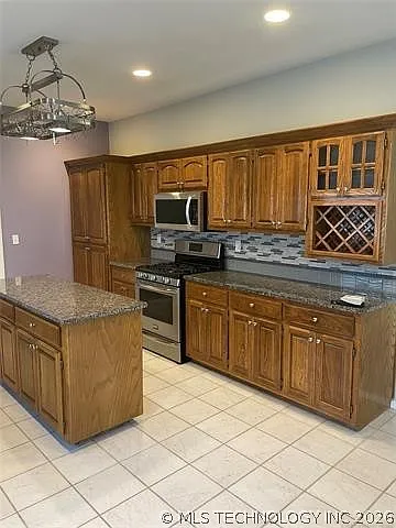 4 bed, 2.0 bath, 2483 sqft, $2,250 — Photo 4