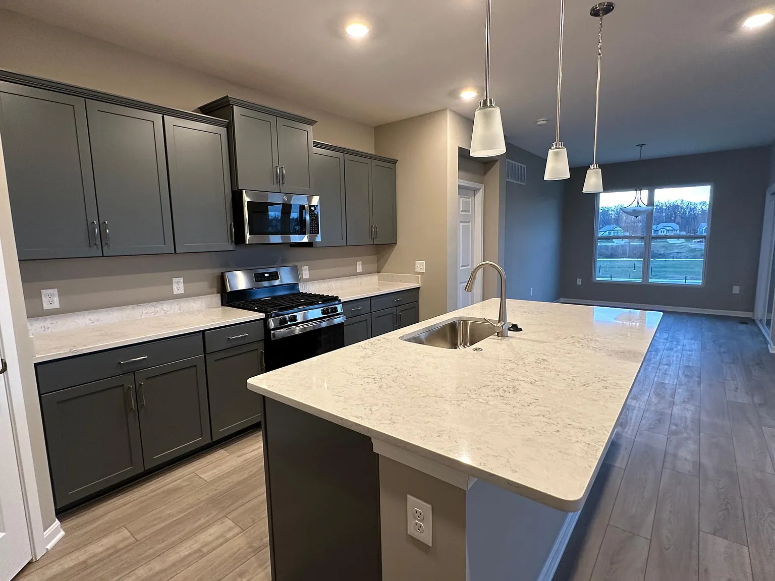 4 bed, 2639 sqft, $3,200 — Photo 2