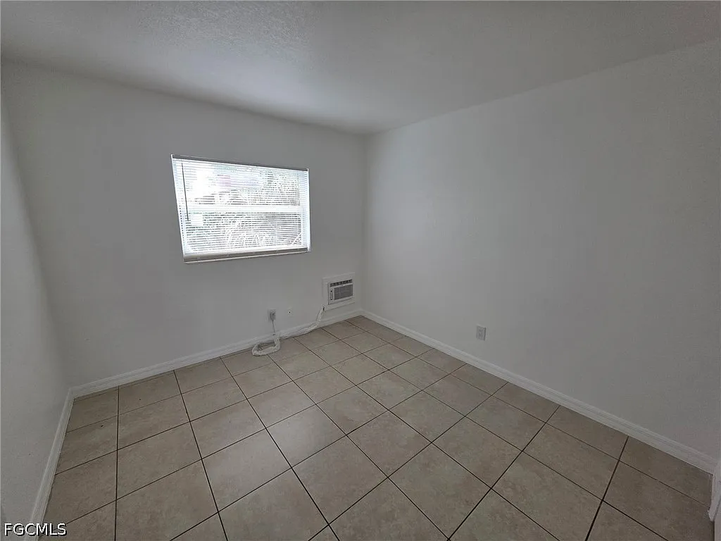 2 bed, 1.0 bath, 676 sqft, $1,000 — Photo 1