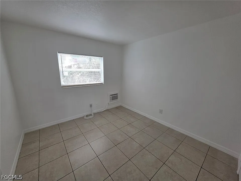 2452 Stella St #105