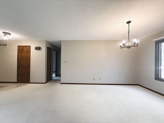 3rd image of 300 Fieldstone Ln