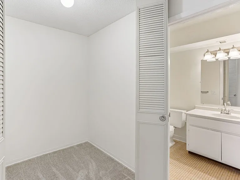 Thornton Place Apartments — Photo 11